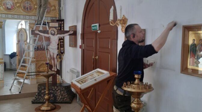 Прихожане нашего храма занимались благоустройством